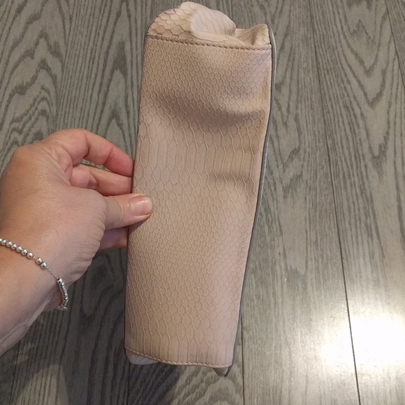 Beautiful small satchel by Nine West 🌸🌸🌸 - Picture 4 of 8